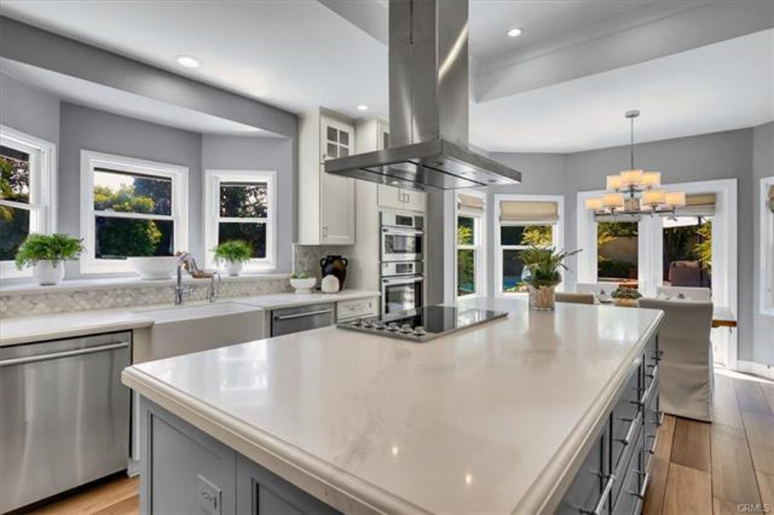 Chef's kitchen island and six-burner range